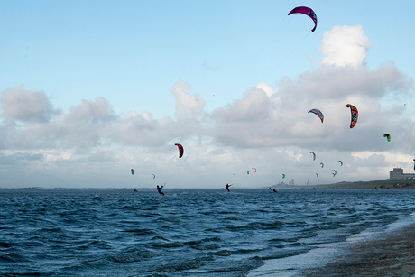 Kitesurfers bij de Zandmotor - Den Haag