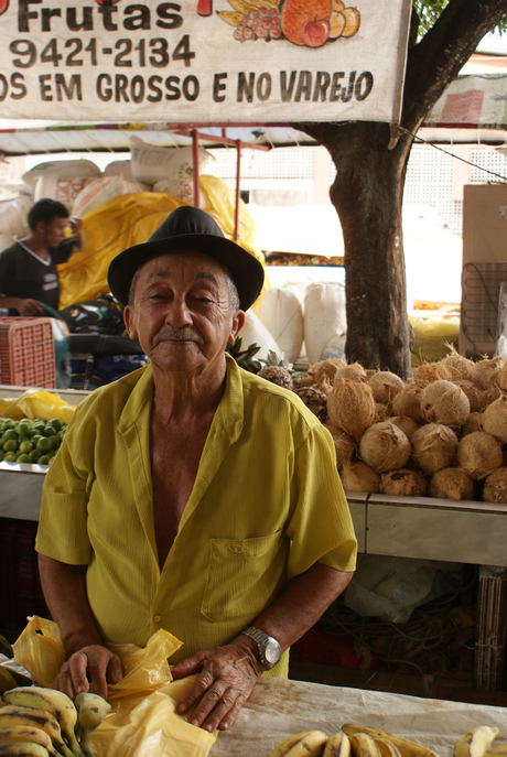 oude braziliaanse man op een markt