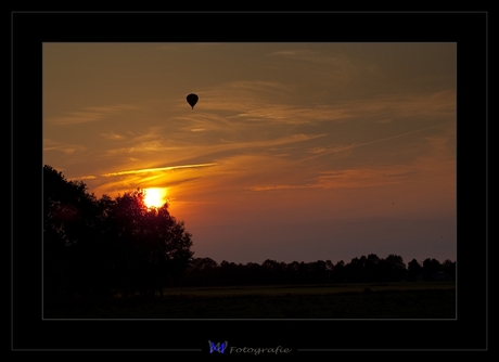 Luchtballon bijn zonsondergang