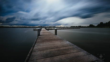 Regen op komst boven de plassen