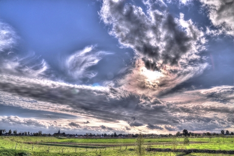 Ohé en Laak onder een duivelse wolk