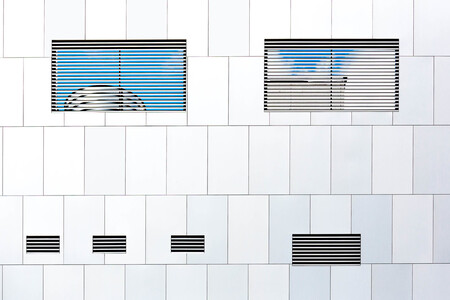 Asymmetric Architecture - Mooi gebouw ,aan de buitenkant is praktisch alles asymmetrisch   geplaatst.
Fijn weekend.

Jan - foto door niezen_zoom op 09-04-2016 - deze foto bevat: lijnen, architecture, assymetrisch