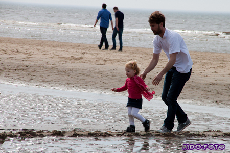 vader en dochter - Dagje Zandvoort, random fotos maken van mensen op het strand, deze vond ik toch wel de leukste.

meer zien van mijn foto's?
neem dan gerust een ki - foto door pinkfreak op 15-04-2013 - deze foto bevat: strand, dochter, vader, blij, jeugd, zorgen