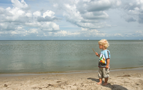 Little man and the sea