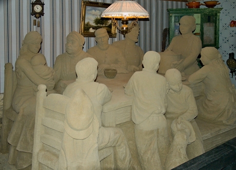 Een familie tijdens het middageten.