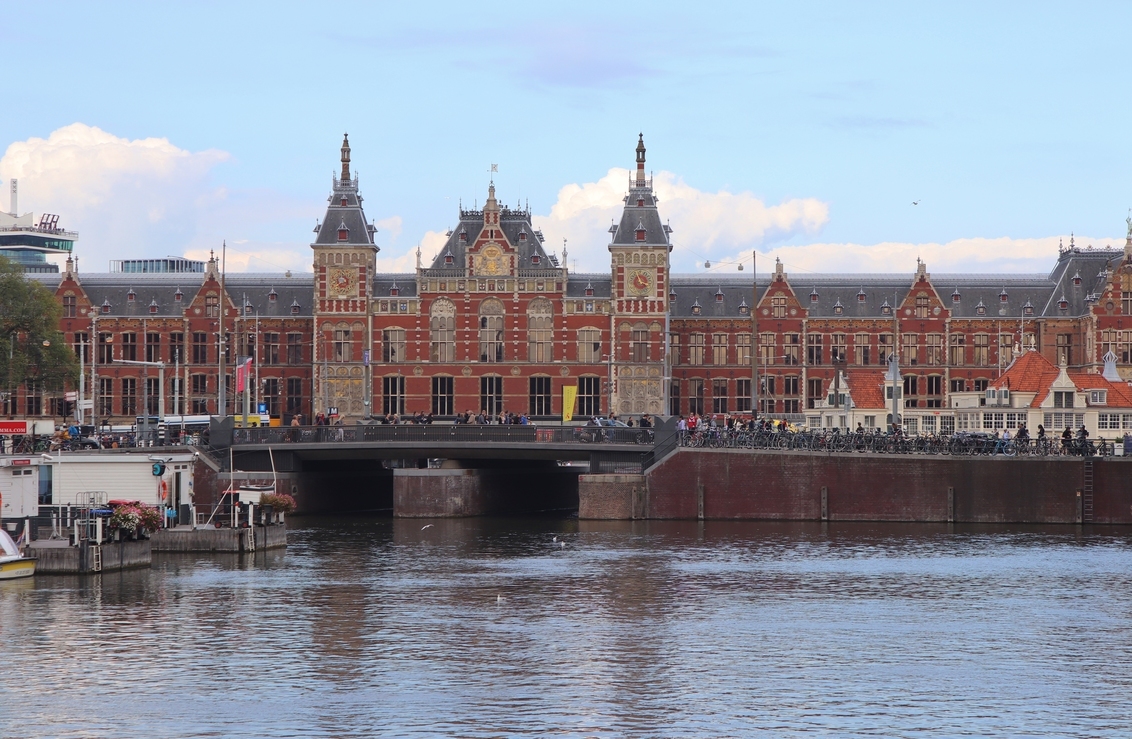 CS - Het Amsterdamse Centraal Station is gebouwd op een kunstmatige eiland in het IJ. Het fundament bestaat uit 8687 houten palen. Ontworpen door de archi - foto door gfokkens op 19-11-2019 - deze foto bevat: station, amsterdam, architectuur, klassiek