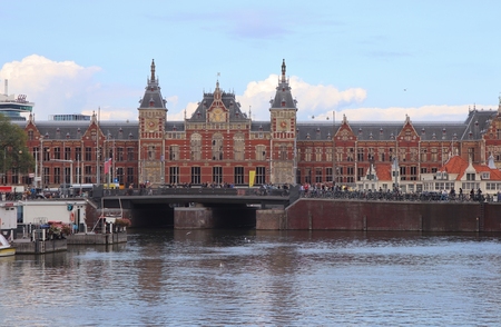 CS - Het Amsterdamse Centraal Station is gebouwd op een kunstmatige eiland in het IJ. Het fundament bestaat uit 8687 houten palen. Ontworpen door de archi - foto door gfokkens op 19-11-2019 - deze foto bevat: station, amsterdam, architectuur, klassiek
