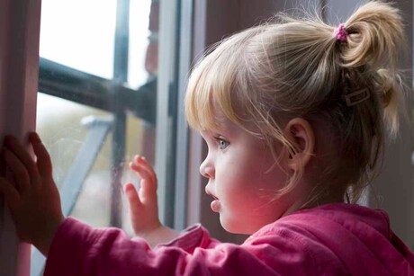 Naar buiten kijken..