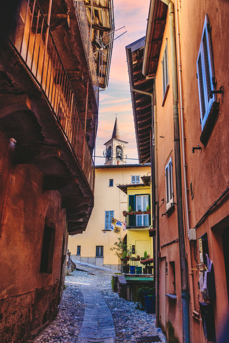 Chiesa dei Santi Filippo e Giacomo (Kerk van de Heiligen Filippus en Jakobus) in Laveno-Mombello, Italië. 