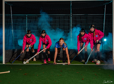 Fotoshoot hockeymeiden met rook en gekleurde lichten 