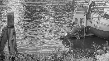 buiten boord motor voor woonboot .(EEN  KEER VERGROTEN SVP}