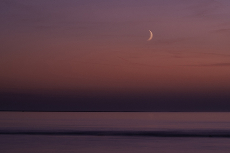 Maan bij zonsondergang