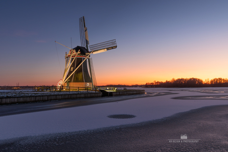 Verlichte molen de Helper in de winter