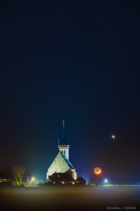 Witte kerkje Den Hoorn Texel in de nacht met mist en maansikkel
