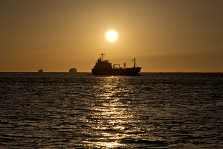 Vrachtschip bij zonsondergang