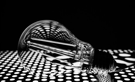 gloeilamp op tablet in zwart wit