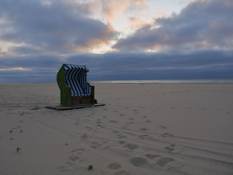 Eenzame strandkorf op Vlieland