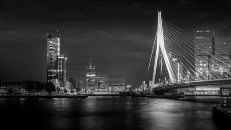 Zwart-wit foto van de skyline van Rotterdam