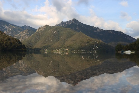 De bergen van Lago Ledro