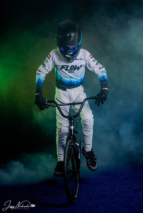 BMX Sportfotogragfie/ portret met rook en gekleurde lampen 