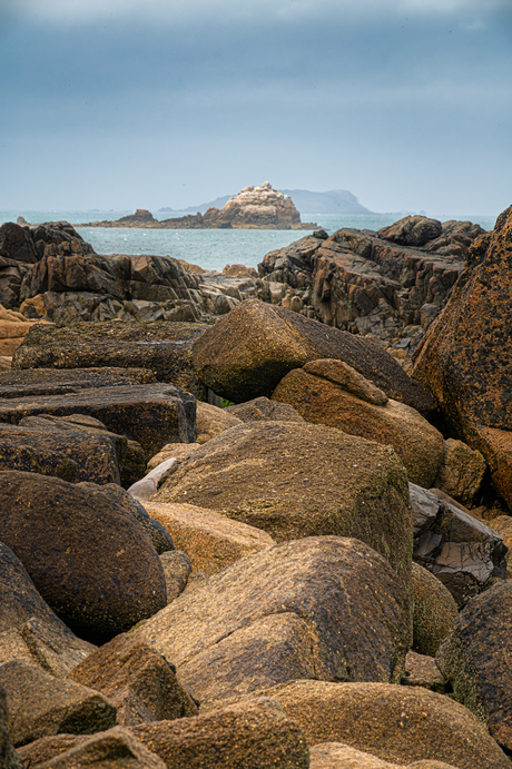 de zee zien door een stenen poort