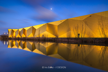 Gebouw de Munt in Houten in het blauwe uurtje