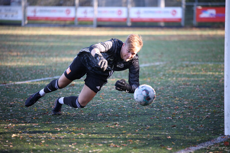 Keeper pakt bal net niet