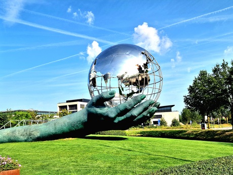 Wereldbol op handen