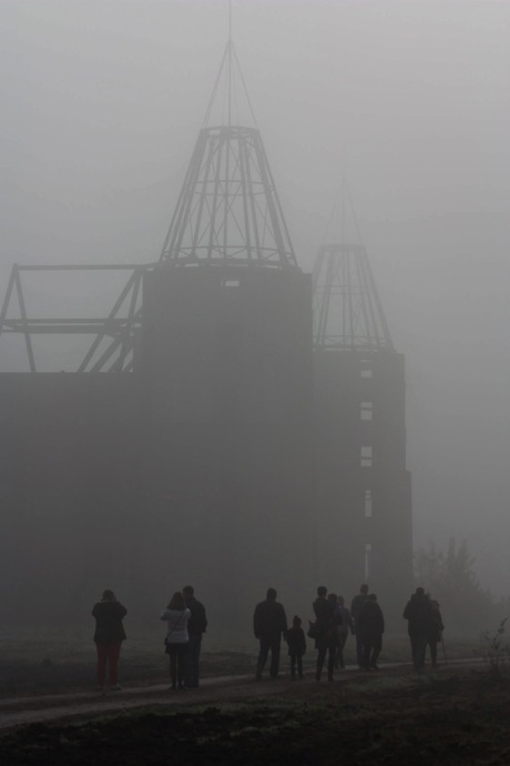 De ruïne van Almere in dichte mist