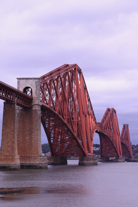 Rood geruite Spoorbrug bij Queensferry