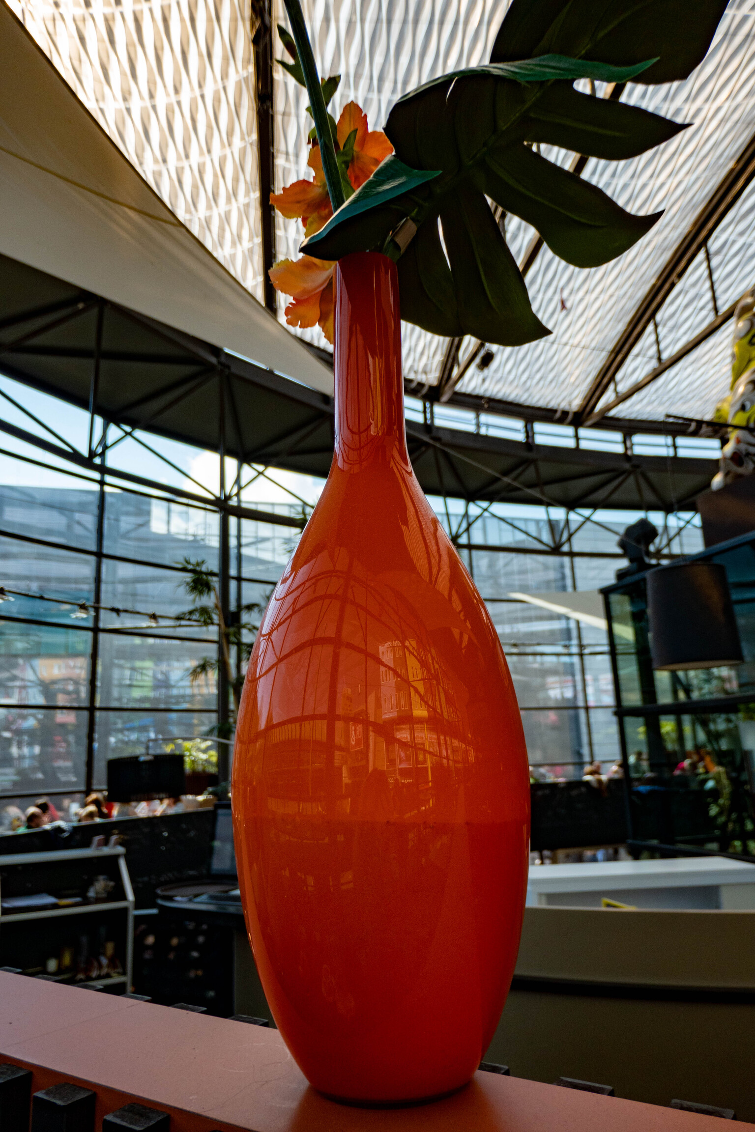 Ga lekker liggen Kostbaar Makkelijk te lezen Oranje vaas - foto van Ingridvs - Straat - Zoom.nl