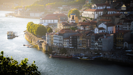 Zonsondergang over de Ribeira in Porto