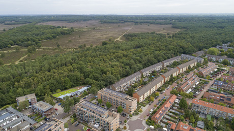 Zicht op Hiversum en de heide
