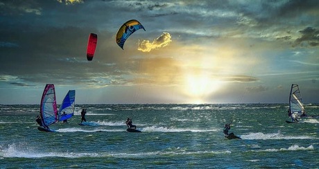 Kitesurfers in het avondlicht 