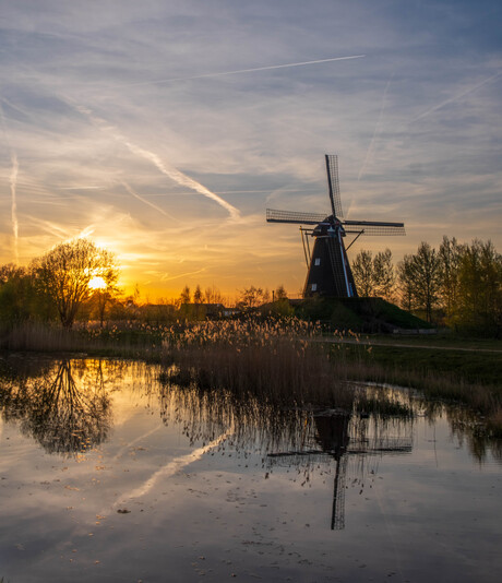 Zonsondergang in bij molen de Zwaan in Vinkel