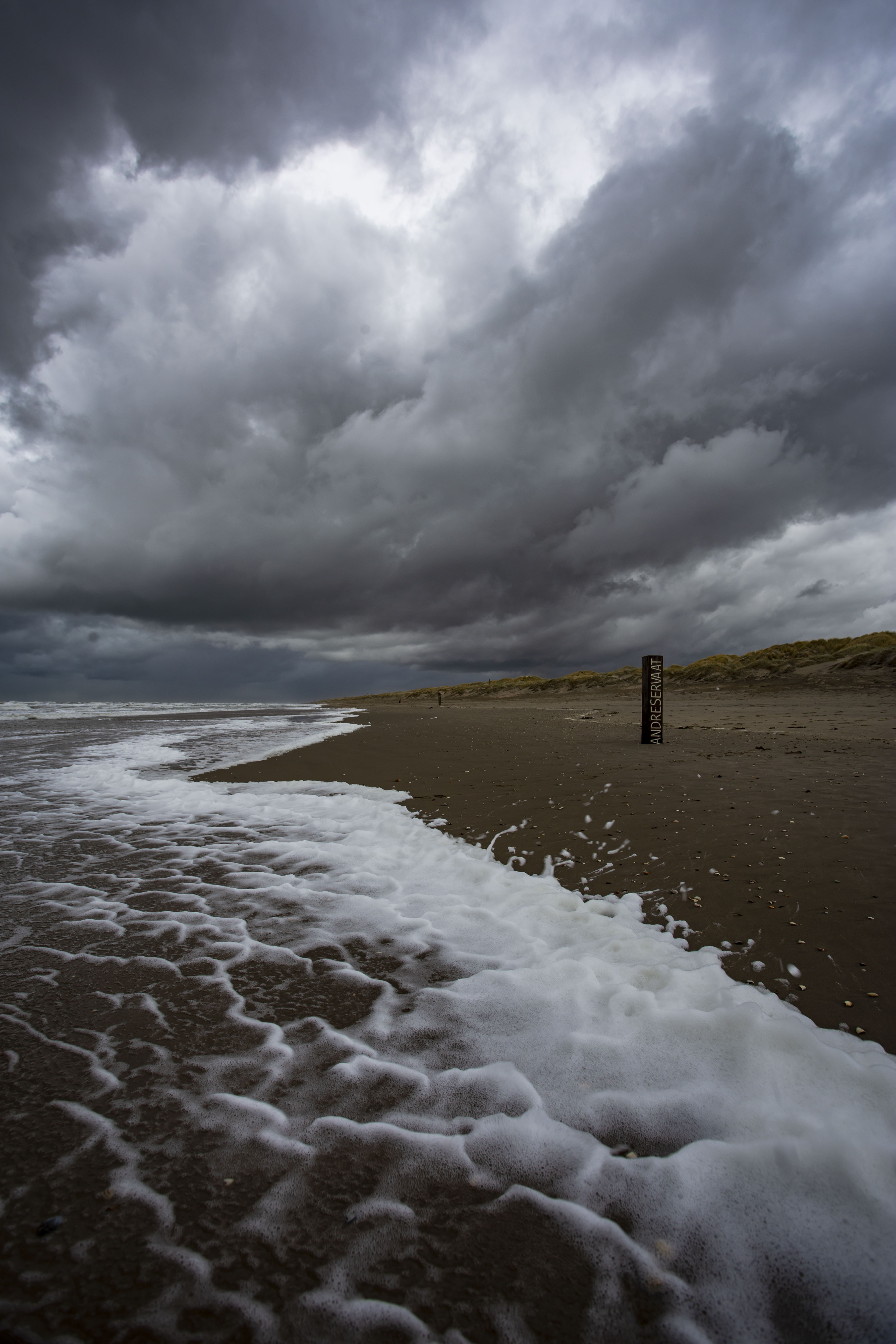 Code geel - Water in mijn laarzen en overal zand maar met zulk weer kan ik het strand niet weerstaan. - foto door Nitspics op 02-02-2023 - locatie: Hargen, Groet, Nederland - deze foto bevat: canon, canon eos 6d, ef17-40mm f/4l usm, iso 100, diafragma ƒ/8, sluitertijd 1/125s, brandpuntafstand 17mm, wolk, water, lucht, atmosfeer, kust- en oceanische landvormen, atmosferisch fenomeen, strand, stapelwolk, horizon, landschap