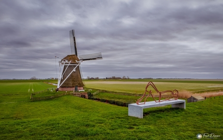 Molen Goliath en de rustende figuur in de Eemshaven.