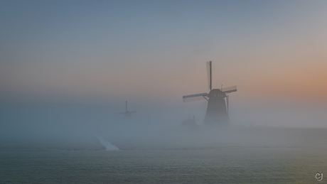 Molen bij zonsopkomst