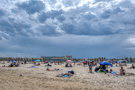 Donkere wolken op het strand van Valencia