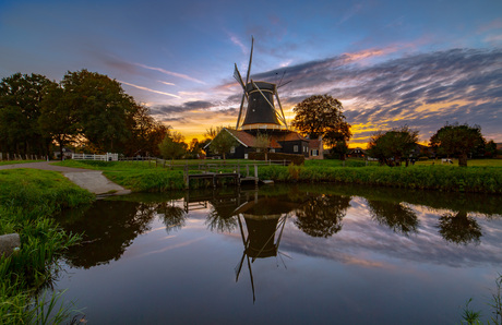 Pelmolen Reflectie tijdens een mooie warme zomer zonsondergang