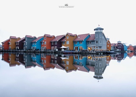 De kleurrijke huisjes van de Reitdiephaven op een grijze winterdag 