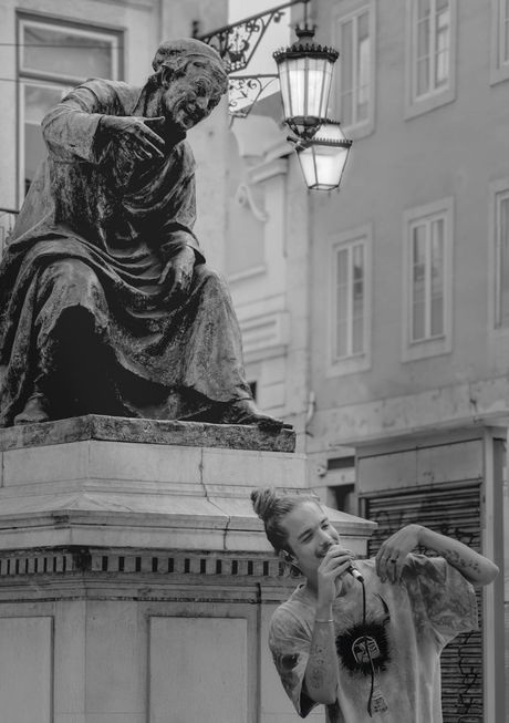 When the statue loves the perfommance of the  streestartist