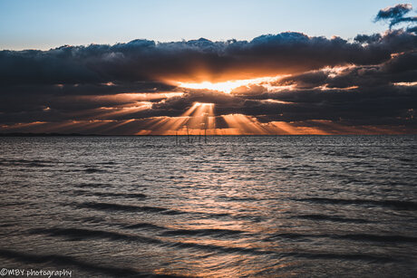 zonnestralen boven zee