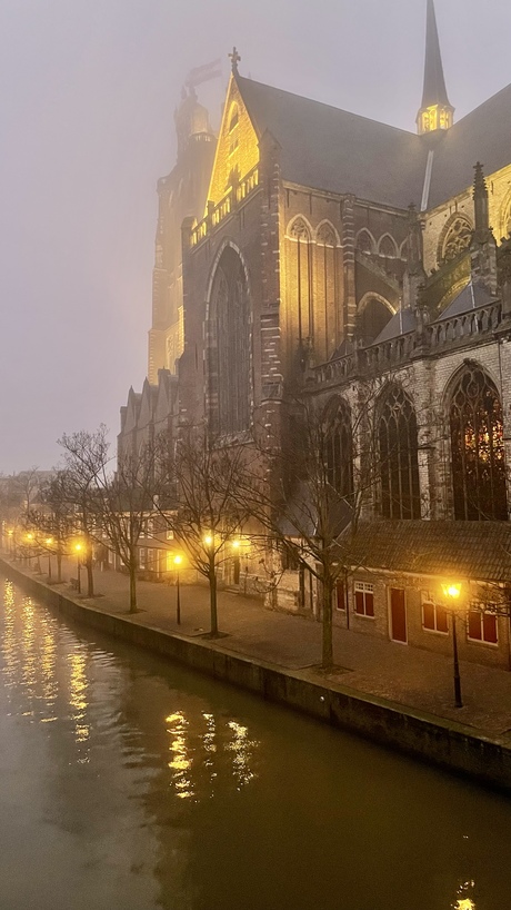 De grote kerk in de mist