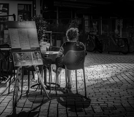 wachten op mijn  tweede wijntje 