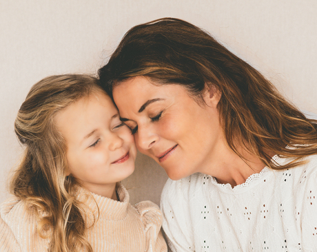 Een liefdevol moment tussen moeder en dochter