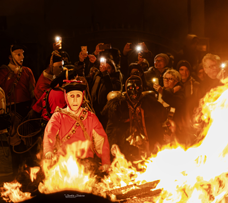 Issohaodores en Mamuthones danze rond de kampvuren