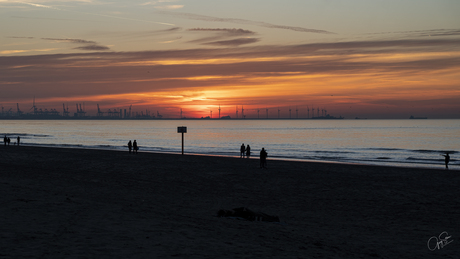 Zonsondergang  strand bij Ter Heijde Zuid Holland