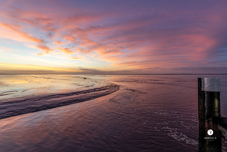 kleurrijke zonsondergang holwerd