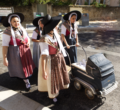 historische geklede vrouwen met kinderwagen 